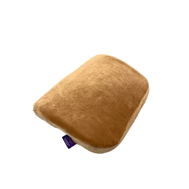 棕色外套的腰靠枕