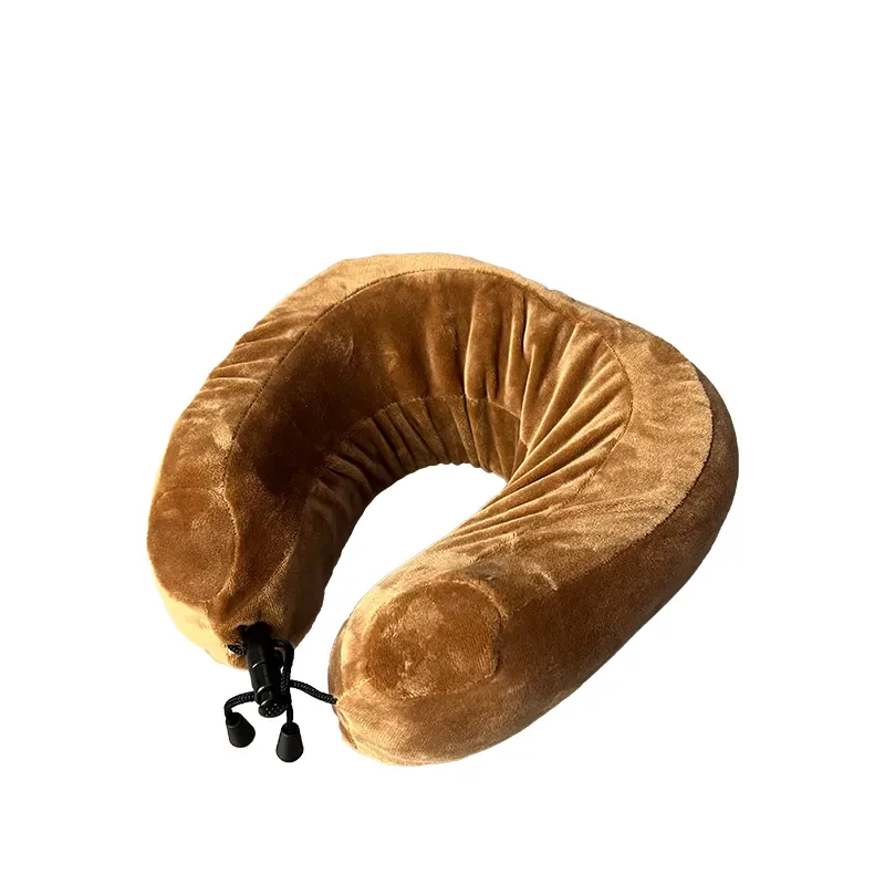 棕色外套的U型枕